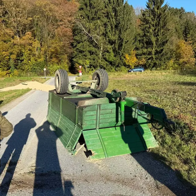 In Stallhofen war ein Traktoranahänger mit Sägespänen umgekippt. | Foto: FF Markt Stallhofen