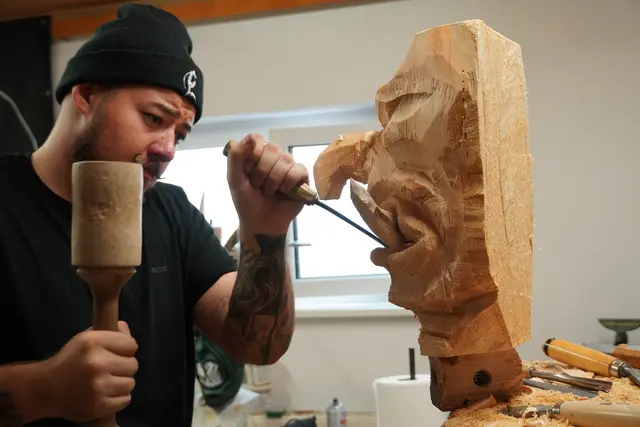 Gruber arbeitet an einer Perchtenmaske. Nicht zu verwechseln mit einem Krampus. Perchten haben klobigere Details und mehr Hörnerpaare. | Foto: Johannes Brandner