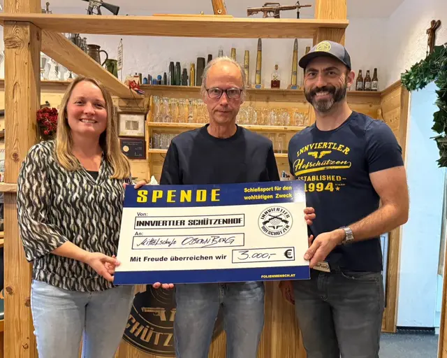 Elisabeth Frauscher und Georg Frauscher von der Mittelschule Obernberg mit Martin Fischer von den Hofschützen. | Foto: IHS