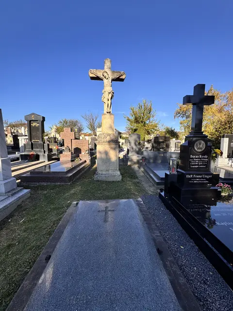 Die Grab vom ehemaligen Landeshauptmann des Burgenlandes Prälat Johann Thullner, verstorben 1937 in Neusiedl am See. Im Grab daneben hat Stadtpfarrer und Dechant Franz Unger im August hier seine letzte Ruhestätte gefunden. | Foto: Andrea Glatzer