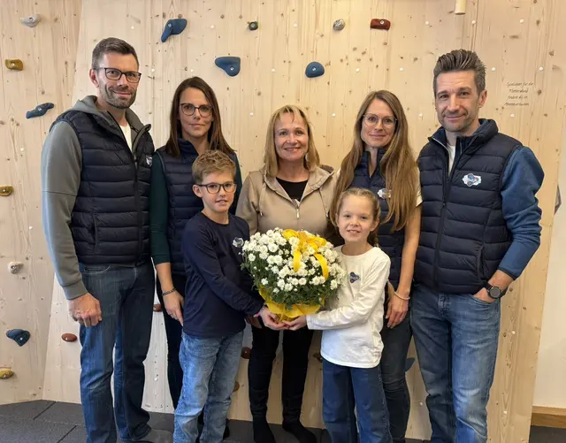 Franz Semper-Binder, Stefanie Semper, Timo Semper, Bürgermeisterin Anette Töpfl, Linda Maier, Silvia Maier und Thomas Maier (v.l.) bei der Eröffnung. | Foto: kapazunda