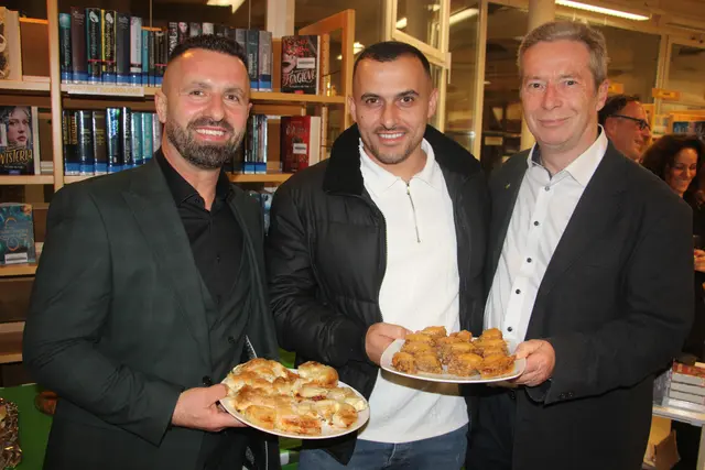 Die Gleisdorfer Balkanbäckerei sorgte für das Buffet bei der Vernissage von Karl Bauer (r.). | Foto: Josef Hofmüller