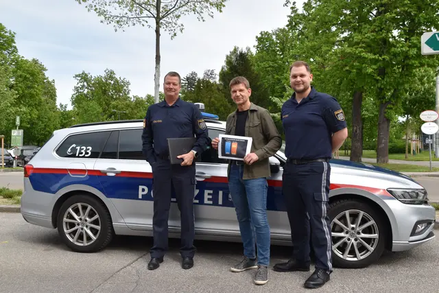 Bezirkskommandant Oliver Wilhelm, Chefinspektor Günther Skrianz und Offiziersanwärter Christoph Weiß präsentieren die Anzeigestatistik 2024 für den Bezirk Baden. | Foto: Preineder