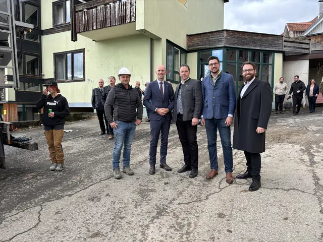 Auf Baustellenbesuch hinter dem Gemeindezentrum von Aflenz. | Foto: MeinBezirk/Angelika Kern