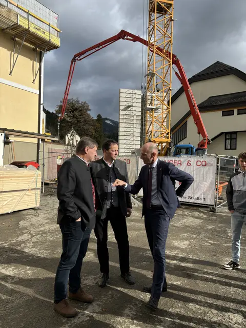 Lagebesprechung direkt auf der Baustelle des neuen Ortszentrums. | Foto: MeinBezirk/Angelika Kern