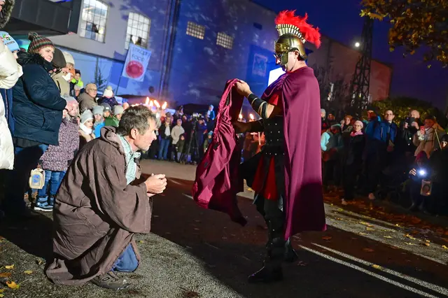 Die Geschichte des Hl. Martin wird vor dem ALFA Steyermühl dargebracht. | Foto: Wolfgang Spitzbart / Stadtgemeinde Laakirchen