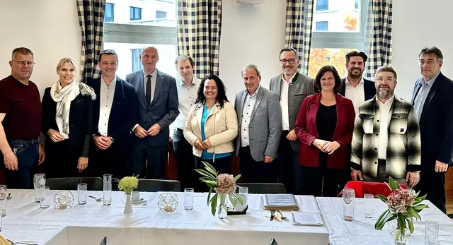 Einige Teilnehmer aus den Gemeinden mit Landesrat Dr. Christan Dörfel (4.v.l.) und Bezirksparteiobmann NR Mag. Michael Hammer (Bildmitte).

  | Foto: ÖVP/Kapl