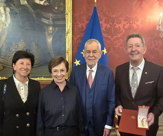In der Präsidentschaftskanzlei in Wien wurde Griffens Bürgermeister Josef Müller (rechts) von Bundespräsident Alexander Van der Bellen mit dem "Goldenen Ehrenzeichen der Republik Österreich" geehrt.  | Foto: Marktgemeinde Griffen
