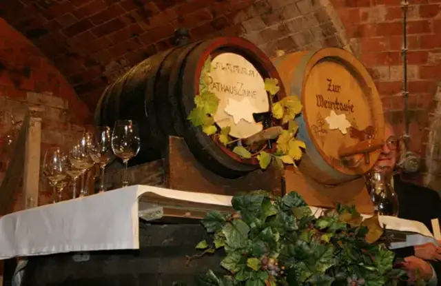 Am Freitag, 7. November 2025, erstrahlt die Kellergasse Stoitzendorf im Glanz der Weintaufe. | Foto: Tourismus-Information Eggenburg