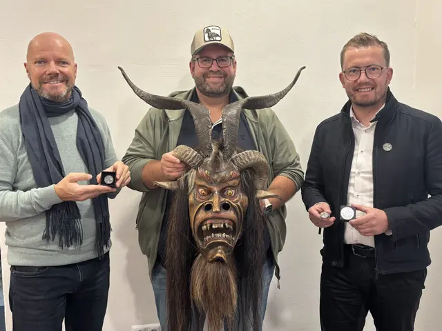 Stadtmarketing-Geschäftsführer Pierre Bechler, Krampuslauf-Organisator Reinhard Wastl und Klaus Krall vom Villacher Stadtmarketing (von rechts) mit einer Salzburger Maske, die 1992 beim ersten Villacher Krampusumzug dabei war. | Foto: MeinBezirk.at