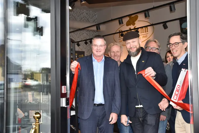 Das rote Band ist durchschnitten: Bürgermeister Abg.z.NR Wolfgang Kocevar, Michael Mann, Andreas Marquardt. | Foto: Mirjam Preineder