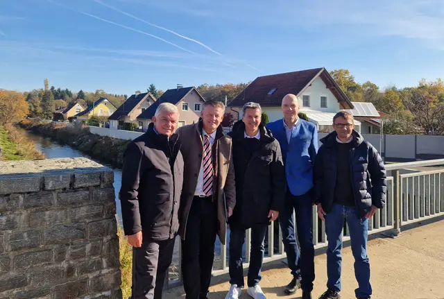 Bei der Glanbrücke an der Tessendorfer Straße wurde der Hochwasserschutz offiziell vorgestellt. | Foto: StadtKommunikation / Glinik