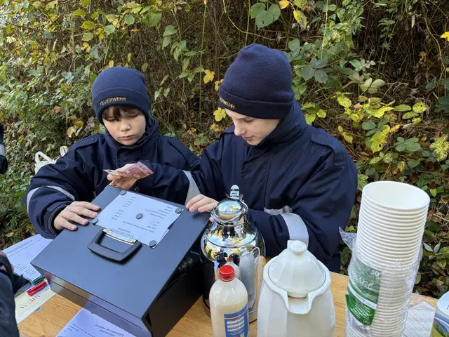 Emil M. und Moritz D. von der Feuerwehrjugend Tullnerbach halfen bei der Labstation mit | Foto: Michael Sabadello