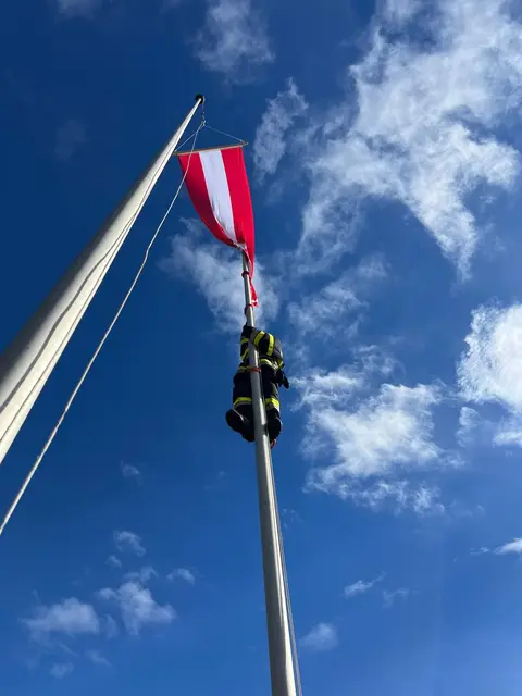 Benjamin Schletz beim Entwirren der Österreich-Fahne | Foto: Michael Sabadello