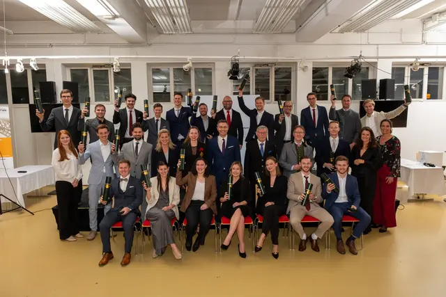 Absolvent:innen mit Lisa Heinrich (Ingenium), Heidi Gründl (Ingenium), Ulrike Quapp (HTWK Leipzig), Ingenium-GF Stefan Friedrich, Klaus Holschemacher, (HTWK Leipzig), Bürgermeister Josef Wendtner, Christine Hüttig (Ingenium) und Sandra Jauk (Ingenium, 2. Reihe v.l.) | Foto: Ingenium