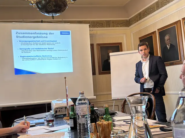 Hinter dem Hollabrunner Bahnhof ist für Allgemeinmediziner Gunther Leeb der beste Standort für ein neues Krankenhaus. | Foto: Alexandra Goll