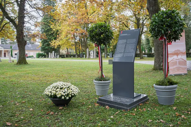 Ein neues Infopult am Salzburger Kommunalfriedhof erklärt die Geschichte des Kriegerdenkmals. Der Text ist zweisprachig (Deutsch und Englisch) und wurde von der Friedhofsverwaltung in unmittelbarer Nähe zum Denkmal auf einem Sockel aus Granit montiert. | Foto: Stadt:Salzburg - Alexander Killer