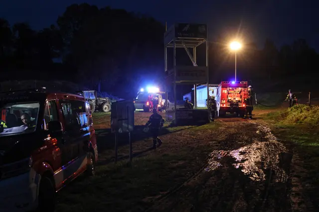 Da das Gelände des Motorsportparks schwer begehbar war, half die Feuerwehr beim Transport des Mannes.  | Foto: laumat/Matthias Lauber
