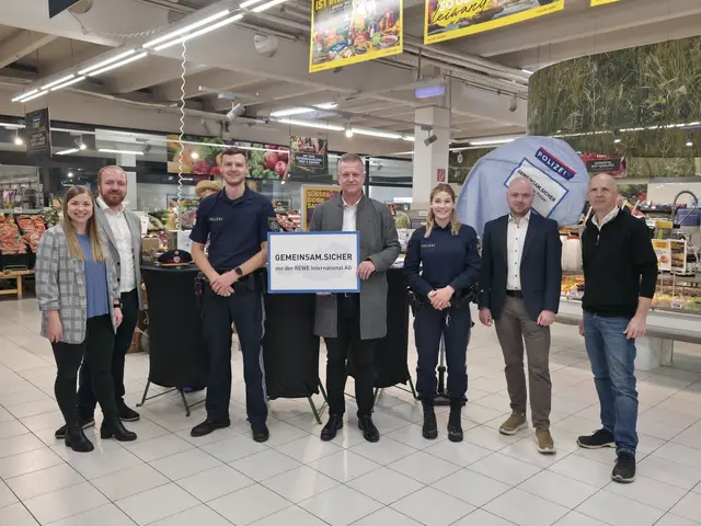 Claudia Gruber(Vertriebsmanagerin), Florian Hellmich (Unternehmenssicherheit), Patrick Koini, Bernd Lohmann (Vertriebsleiter), Katharina Neumeister,
Johannes Berger (Marktmanager Billa Plus Schönaugürtel) und Roland Kickmaier (Marktmanager vor Ort). | Foto: Hellmich