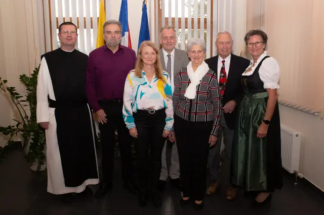 Pater Pio, Robert Szabo, Doris Brosz, Bgm. Andreas Kollross, Hermine Hirschinger, Helmut Hirschinger und Vbgm. Sabina Stock. | Foto: Emmanuelle Wood