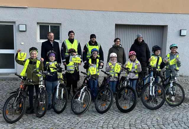 Alle acht Kinder bestanden die Fahrradprüfung und erhielten ein Abzeichen.  | Foto: Volksschule St. Georgen