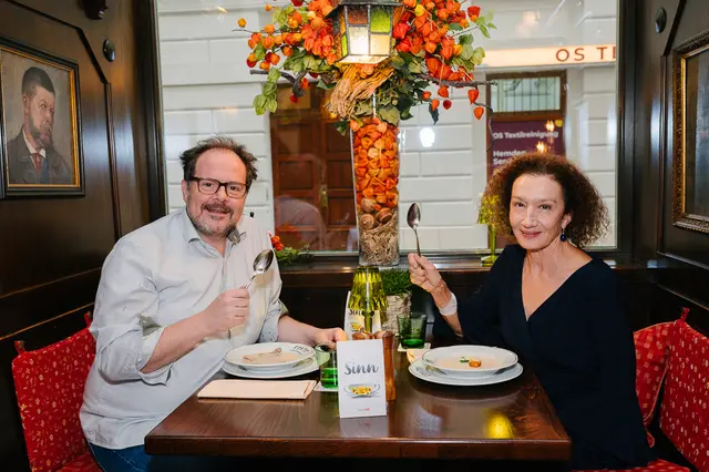 Von 1. November bis 31. Dezember wird wieder die große Winterspendenaktion der Tafel Österreich, "Suppe mit Sinn", serviert. Vorab löffeln durften die prominenten Botschafter Thomas Mraz und Konstanze Breitebner. | Foto: Julia Dragosits