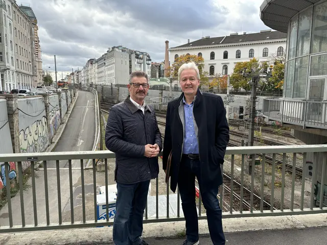 Die beiden Anrainer August Sarnitz und Bernhard Eichinger (v.l.) vor dem "Schandfleck".  | Foto: Luca Arztmann/MeinBezirk