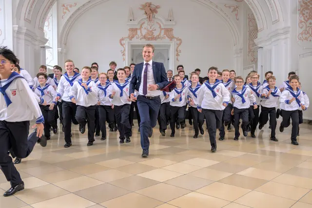 Die Florianer Sängerknaben mit Chorleiter Markus Stumpner. | Foto: Michael Emprechtinger