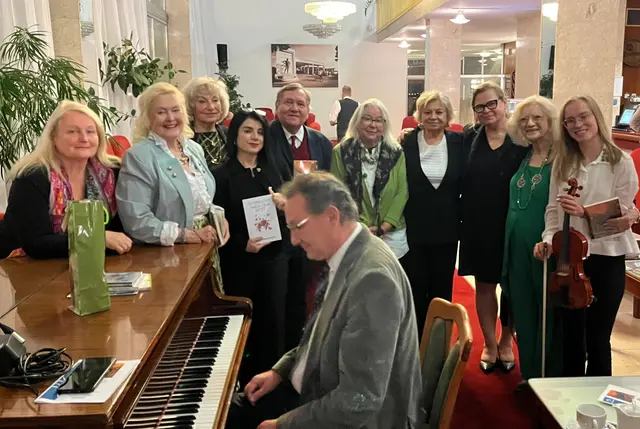 Lesung im slowakischen Piešťany, 27.10.2025,
von links nach rechts:
Olga Murzina, Helene Levar, Jozefina Hrkolová-Hladká, Gülkibar Alkan-Kirilmaz, Erwin Matl, Margarete Fugger, Jana Macháčová, Hoteldirektorin Michaela Uhrínová und Hanna Oppelmayer, am Piano Peter Pavol. | Foto: Joan Mendoza