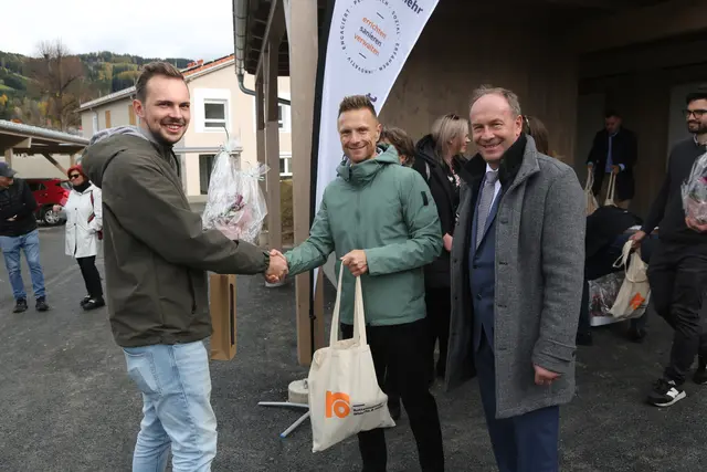 Bgm. Peter Bacher und Rottenmanner-Vorstand Mario Kleissner (v. r.) haben die Wohnungen übergeben. | Foto: Mandl