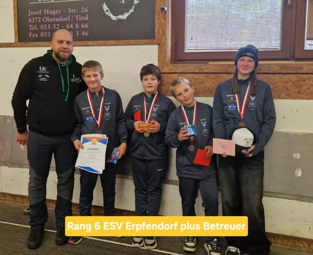 Rang 6 ESV Erpfendorf mit dem Betreuer und Gratulanten Michael Novák; Philipp Hanser, Richard Weidinger, Fabian Endstrasser und Larissa Unterberger. | Foto: Michaela Hanser, Roland Hanser, Michael Novák