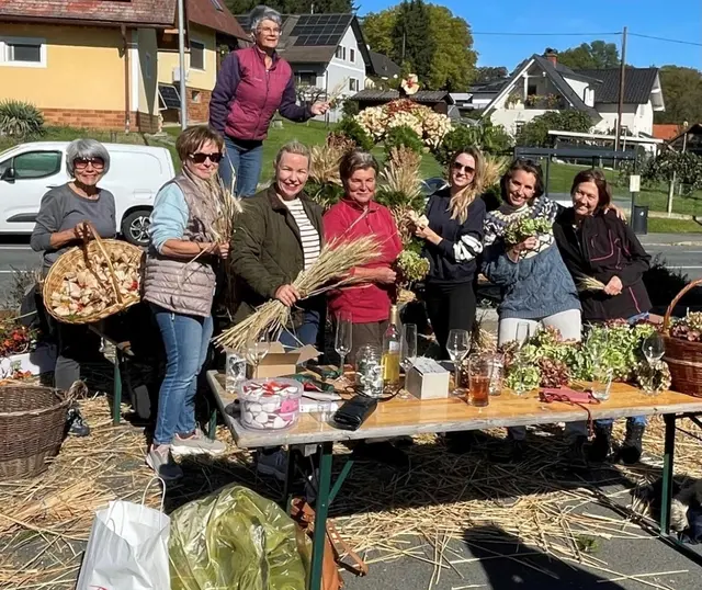 Viele helfende Hände: Beim Binden der Erntekrone wurde in Mellach spürbar, wie stark Zusammenhalt und Gemeinschaft das Brauchtum lebendig halten. | Foto: Brauchtum Mellach einst und jetzt