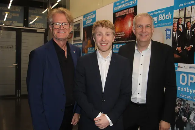 Kurz vor Konzertbeginn traf Patrick Hahn (m.) noch auf Kunsthaus Leiter Johann König (r.) und dem Kulturreferenten Hermann Mauritsch. | Foto: Josef Hofmüller