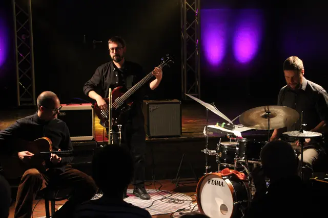 Extra aus Brasilien eingeflogen kam Bassist Gustavo Boni (m.) | Foto: Josef Hofmüller