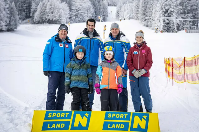LSV-NÖ-Präsident Wolfgang Labenbacher, LH-Stellvertreter Udo Landbauer, Projekt-Schirmherr Toni Pfeffer, Skilehrerin Caroline Seyser (Schi- und Bergsteigerschule Schneeberg) sowie teilnehmende Kinder. | Foto: Redshift Media