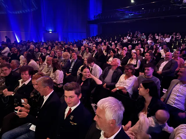 Gefüllte Ränge im Kunsthaus  | Foto: MeinBezirk/Helmut Riedl