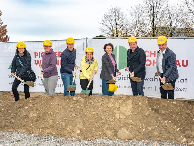Bürgermeister Anton Prödl (r.) u. a. mit Manred Pichler (2. v. r.) beim Spatenstich.  | Foto: Michaela Hinterleitner