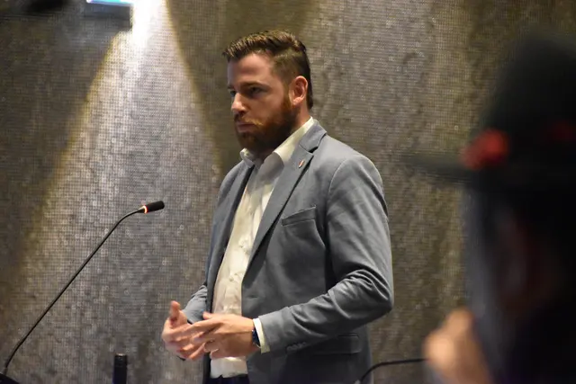 "Wer dann auch noch behauptet, ‚penibel auf Unvereinbarkeiten‘ zu achten, macht sich lächerlich. Das ist kein Zeichen von Sensibilität, sondern ein Paradebeispiel politischer Blindheit", sagt Christofer Ranzmaier.  | Foto: Barbara Fluckinger