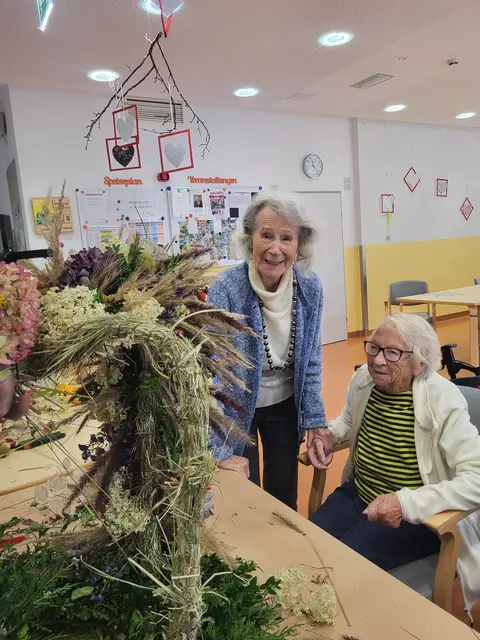 Mit viel Geduld und Geschick wurde im Seniorenzentrum Thörl eine kunstvolle Erntekrone als Zeichen der Gemeinschaft gebunden.  | Foto: Volkshilfe Steiermark