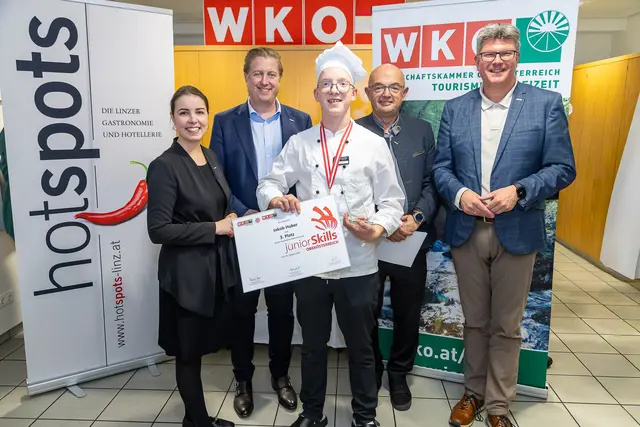 Von links: WKOÖ-Vizepräsidentin Lisa Sigl, Hotellerie-Obmann Michael Nell, Jakob Huber, Tourismus-Spartenobmann und oö. Wirtesprecher Gerold Royda, Tourismus-Fachgruppengeschäftsführer Stefan Praher. | Foto: Cityfoto