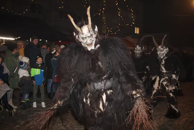 Kurz vor Weihnachten treiben wieder zahlreiche Perchtengruppen ihr Unwesen in Grieskirchen und Eferding.  | Foto: Franky’s Fotobox