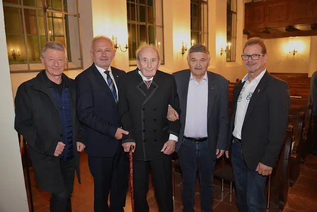 Anlässlich der Präsentation kamen mehrere Bürgermeister-Generationen zusammen: Die Altbürgermeister Herbert Tschürtz, Erhard Aminger und Walter Schneeberger, Historiker Michael Floiger und Bürgermeister Rainer Schneeberger. | Foto: Gemeinde Loipersbach