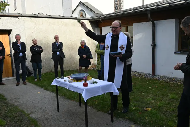 Bischof Hermann Gletter segnete die Räumlichkeiten wie auch den kleinen Vorgarten. | Foto: Lucia Königer