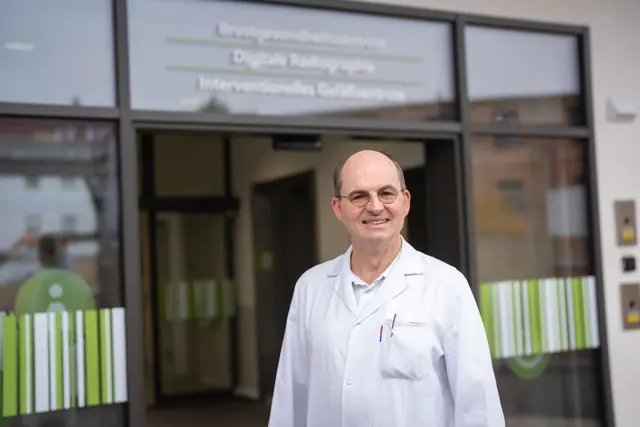 Der Primar des Instituts für diagnostische und interventionelle Radiologie, Christian Krestan, ist sich sicher: Patientinnen und Patienten werden vom neuen Trakt profitieren. | Foto: Wiener Gesundheitsverbund/David Bohmann