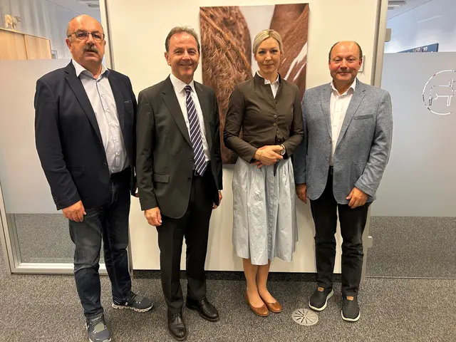 Auch der burgenländische Landwirtschaftskammerpräsident Nikolaus Berlakovich (2.v.r.) gratuliert der neuen Obfrau Beatrix Schütz.  | Foto: LK Bgld.