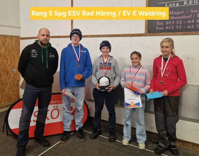 Der ESV E Erpfendorf Obmann Michael Novák, gratuliert der Spg. Häring/ Waidring Auswahl zu Rang 5. Rudi Moser, Johann Moser, Ramona Krepper und Pauline Egger. | Foto: Michaela Hanser, Roland Hanser, Michael Novák