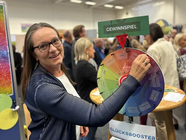 Jeder Dreh ein Gewinn: Ulrike Gärtner, Leiterin der Mädchen- und Frauenservicestelle Innova in Feldbach setzt mit ihrer Beratungsstelle ein Zeichen für Optimismus. | Foto: MeinBezirk/Gerda Sammer-Schmidt