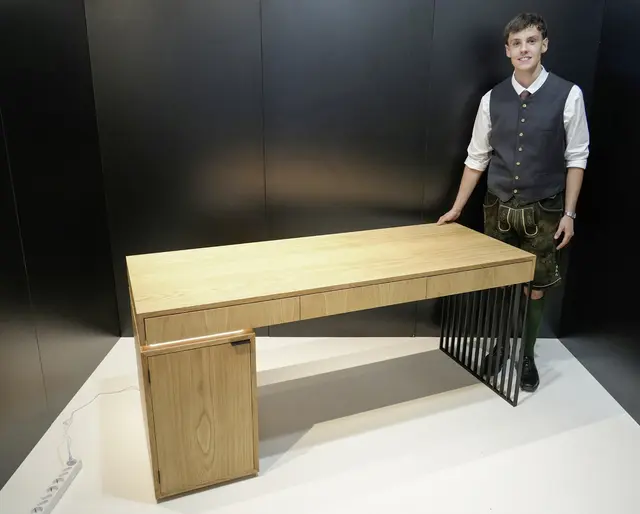 Jonas Jetzl aus Bad Aussee beeindruckte bei der Lehrabschlussprüfung mit einem edlen Schreibtisch. Nun wird für die Matura gelernt.  | Foto: Werkschulheim Felbertal