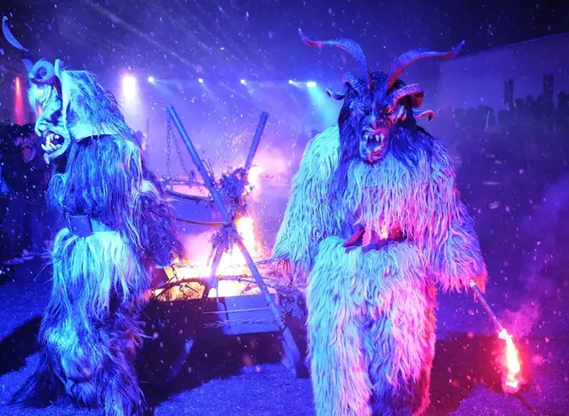 Bei zahlreichen Läufen ziehen die Steyrtaler Perchten auch in diesem Winter wieder Zusehende aus Nah und Fern in ihren Bann.  | Foto: Walter Schütz