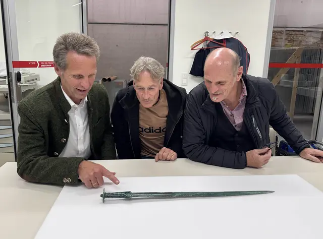 Bgm. Dietmar Schöpf, der Sohn des Finders Bruno Sailer und Heimatforscher Markus Geyr (v. l.).
 | Foto: Dietrich